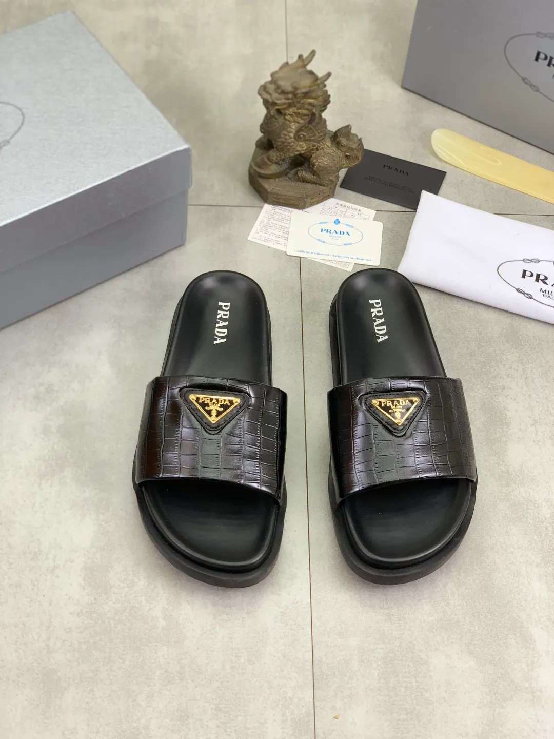 Men's shoes 💰P320💰【New style】🎁🎁🎁 PRADA Prada's new casual slippers, original official website, perfect workmanship, conveying a kind of noble luxury, sublimating its definition of luxury in Prada's high-end extraordinary craftsmanship. Original combination outsole, code number: 38-44 (45 customized) Multiple colors 🉑️ to choose from
